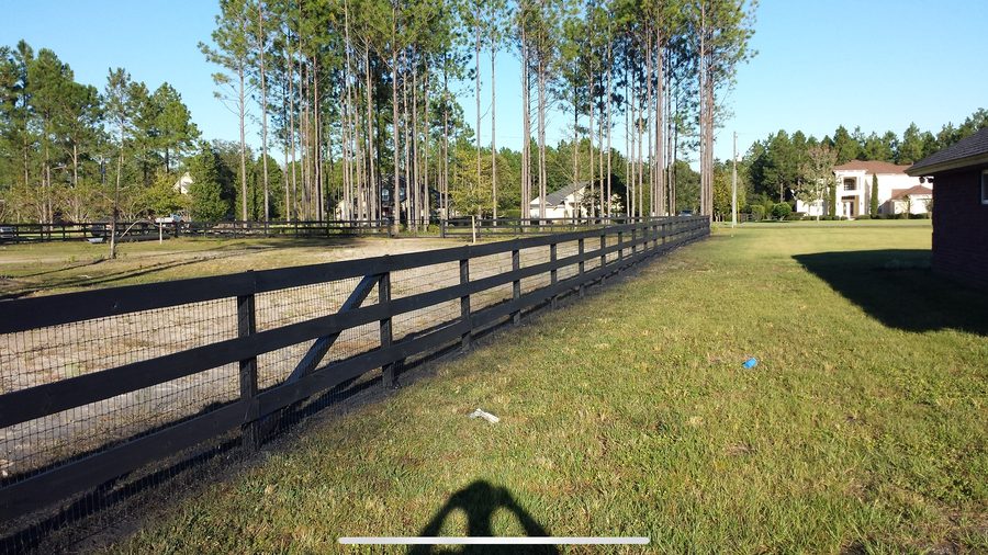 Fence painting project photo - fence painting alt